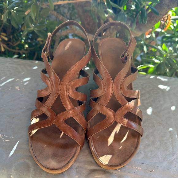 AEROSOLES Shoes - AEROSOLES Tan Strappy Sandals